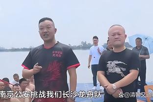 ️亲吻俱乐部队徽！18岁新援前锋罗克首次正式身披巴萨球衣